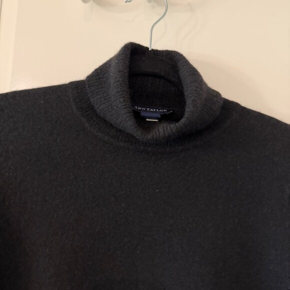 Ann Taylor 100% Cashmere Black Turtleneck Sweater Size Large - Picture 2 of 6